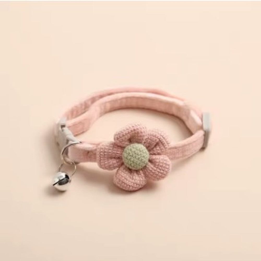 Collier pour chat rose avec fleur tricotée et clochette