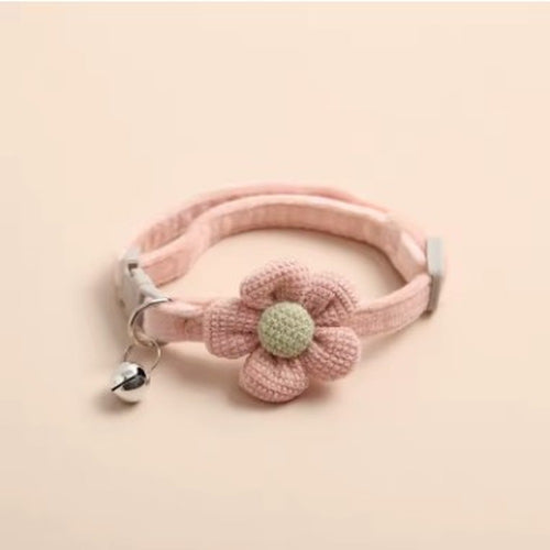 Collier pour chat rose avec fleur tricotée et clochette