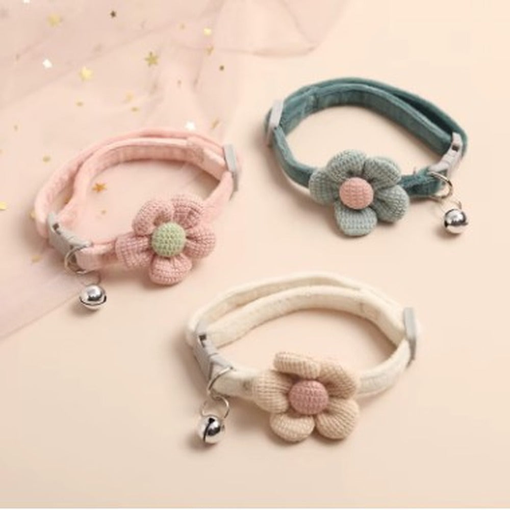 Trois coloris du collier pour chat avec fleur : rose, vert et beige