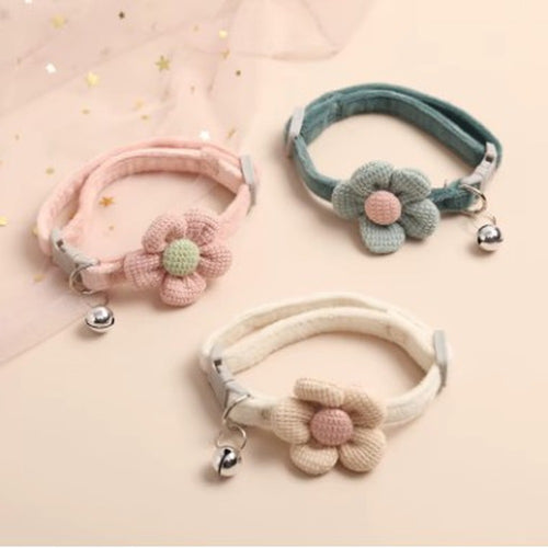 Trois coloris du collier pour chat avec fleur : rose, vert et beige