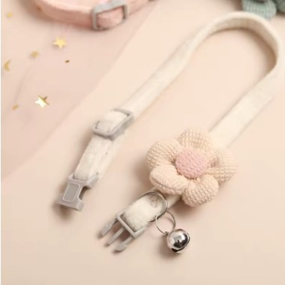 Collier pour chat beige ouvert avec boucle de sécurité et clochette