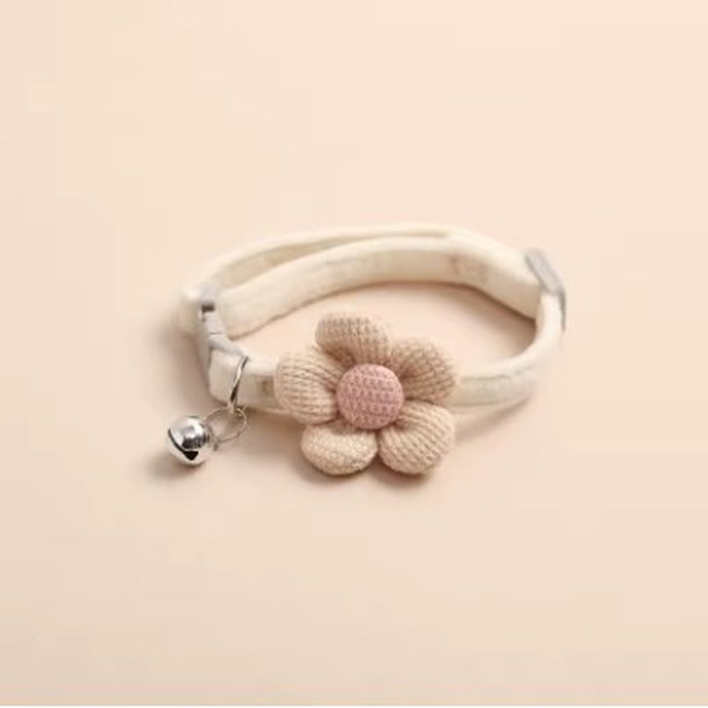 Collier pour chat beige avec fleur tricotée rose
