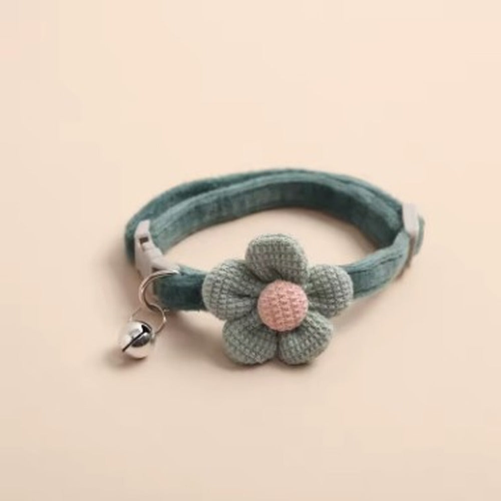 Collier pour chat vert foncé avec fleur tricotée