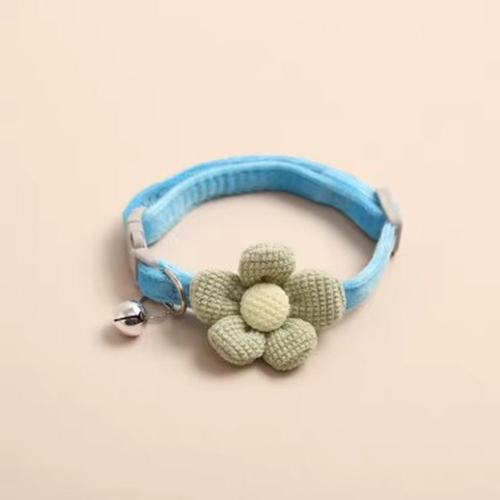 Collier pour chat bleu avec fleur tricotée verte