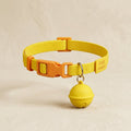Collier GPS jaune pour chat sur fond ivoire CatsLova